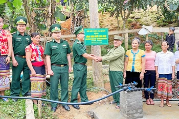 Đồn Biên phòng Tam Quang trao công trình nước sạch, tặng người dân.