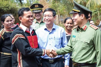 Thượng tướng Lương Tam Quang, khi đó là Thứ trưởng Bộ Công an thăm đồng bào dân tộc thiểu số huyện Cư M’gar, tỉnh Đắk Lắk vào tháng 3/2024. (Ảnh CÔNG AN TỈNH ĐẮK LẮK)