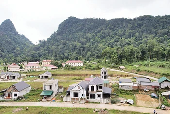 Nhiều ngôi nhà khang trang tại khu tái định cư vùng sạt lở xóm Dù, xã Xuân Sơn.