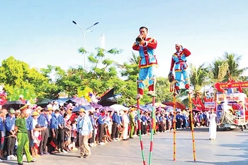 Biểu diễn cà kheo trong Ngày hội văn hóa thể thao của huyện Hải Hậu (Nam Định) năm 2024.