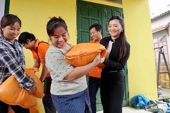 Bà Nguyễn Ngọc Ánh - Phó Chủ tịch Tập đoàn Kim Oanh trao 20 kg gạo/hộ tận tay bà con vùng lũ.