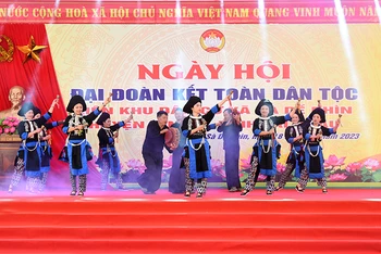 Chương trình nghệ thuật Ngày hội Đại đoàn kết toàn dân tộc tại xã Sà Dề Phìn, huyện Sìn Hồ, tỉnh Lai Châu. (Ảnh TRẦN HẢI)