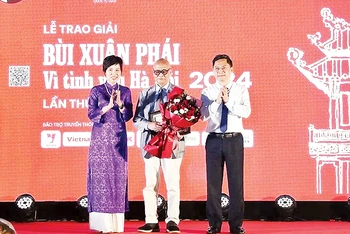 Giáo sư Hoàng Đạo Kính được trao giải Bùi Xuân Phái - Vì tình yêu Hà Nội năm 2024.