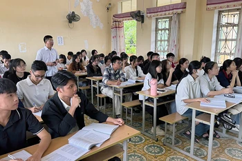 Sinh viên sư phạm học tập tại Trường đại học Tân Trào.