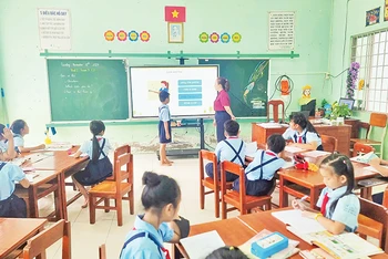 Một tiết học ứng dụng công nghệ số tại Trường tiểu học Nhơn Phú C, xã Nhơn Phú, huyện Mang Thít.