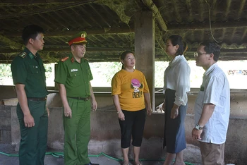 Lực lượng liên ngành huyện Nậm Pồ kiểm tra việc chấp hành các quy định khoanh vùng, khống chế dịch bệnh tả lợn châu Phi tại các gia đình ở xã Nà Hỳ.