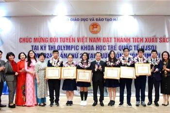 Lãnh đạo Sở Giáo dục và Đào tạo Hà Nội chúc mừng thành tích của đội tuyển Olympic Khoa học trẻ quốc tế IJSO 2024.