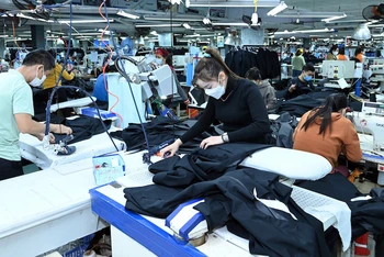 Sản xuất các mặt hàng xuất khẩu tại Công ty cổ phần May Bắc Giang. 