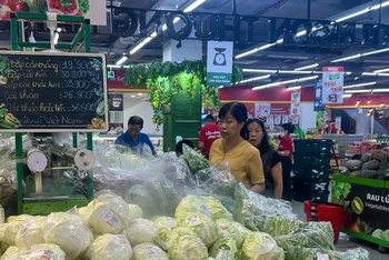 Người tiêu dùng mua sắm các sản phẩm tại siêu thị Winmart Đà Nẵng.