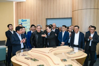 Bộ trưởng Nguyễn Chí Dũng và Chủ tịch kiêm Tổng Giám đốc Tập đoàn NVIDIA, ông Jensen Huang cùng các đại biểu tham quan Trung tâm Đổi mới sáng tạo quốc gia.