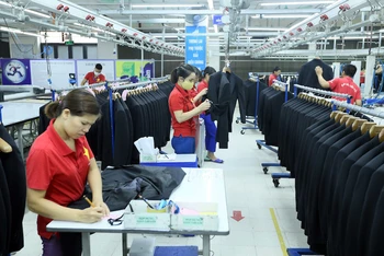 Sản xuất áo veston xuất khẩu tại Công ty May 10.