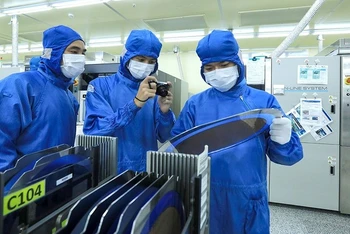 Kiểm tra tấm wafer - nguyên liệu để sản xuất sản phẩm cho chất bán dẫn tại nhà máy của Công ty TNHH Hana Micron Vina (FDI Hàn Quốc), Khu công nghiệp Vân Trung, tỉnh Bắc Giang. (Ảnh TUẤN ANH)