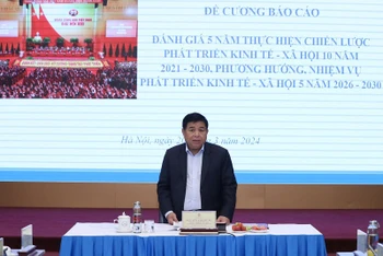 Bộ trưởng Kế hoạch và Đầu tư Nguyễn Chí Dũng chủ trì phiên họp.