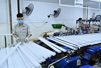 Sản xuất các sản phẩm đèn Led tại Công ty cổ phần Bóng đèn phích nước Rạng Đông.
