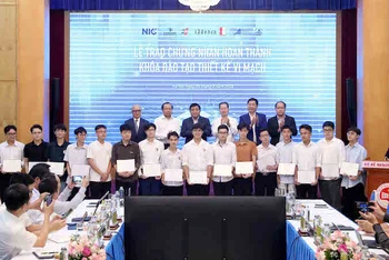 Trao Chứng nhận cho các học viên đã hoàn thành xuất sắc khóa học. Ảnh: LÊ TIÊN