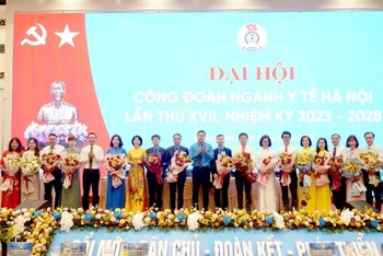 Lãnh đạo Liên đoàn Lao động thành phố Hà Nội, lãnh đạo Sở Y tế Hà Nội tặng hoa chúc mừng Ban Chấp hành Công đoàn ngành y tế Hà Nội, nhiệm kỳ 2023- 2028.