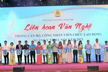 Lãnh đạo Sở Y tế, lãnh đạo Công đoàn ngành Y tế Hà Nội trao cờ lưu niệm cho các đơn vị tham gia Liên hoan Văn nghệ.