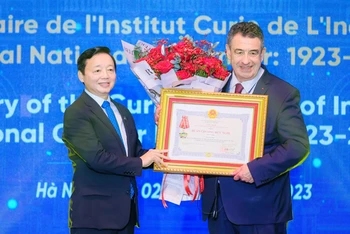 Phó Thủ tướng Chính phủ Trần Hồng Hà thay mặt Chủ tịch nước tặng Huân chương Hữu nghị cho Viện Curie, Cộng hòa Pháp.