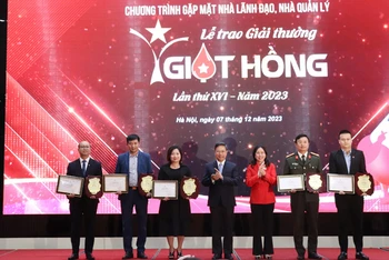 Lãnh đạo Trung ương Hội Chữ thập đỏ Việt Nam và Viện Huyết học-Truyền máu Trung ương trao Giải thưởng "Giọt hồng" năm 2023 cho các tập thể, cá nhân.