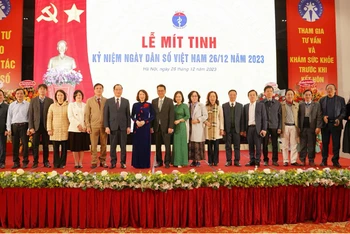 Các đại biểu chụp ảnh lưu niệm tại lễ mít-tinh kỷ niệm Ngày Dân số Việt Nam (26/12) năm 2023.