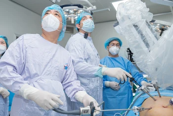Chuyên gia người Mỹ và các y, bác sĩ Bệnh viện K thực hiện phẫu thuật nội soi Robot cho bệnh nhân.