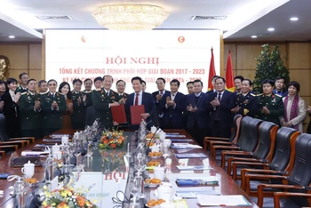 Bộ trưởng Tài nguyên và Môi trường Đặng Quốc Khánh và Chủ tịch Hội Cựu chiến binh Việt Nam Thượng tướng Bế Xuân Trường ký kết Chương trình phối hợp