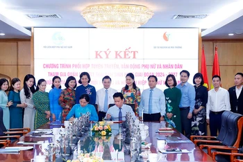 Bộ Tài nguyên và Môi trường Đặng Quốc Khánh và Chủ tịch Trung ương Hội Liên hiệp Phụ nữ Việt Nam Hà Thị Nga ký kết Chương trình 