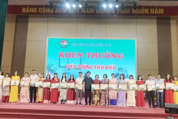 Lãnh đạo Bệnh viện Đa khoa huyện Ba Vì trao phần thưởng cho các điều dưỡng có thành tích xuất sắc trong công tác chuyên môn.