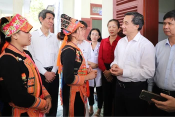 Cô đỡ thôn bản trên địa bàn xã Mù Sang (huyện Phong Thổ, tỉnh Lai Châu) trao đổi, chia sẻ công việc với lãnh đạo Bộ Y tế.