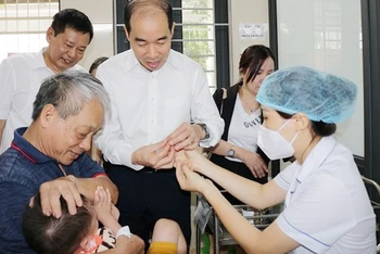 Lãnh đạo Sở Y tế Hà Nội cho trẻ em trong độ tuổi uống vitamin A trên địa bàn quận Hai Bà Trưng 