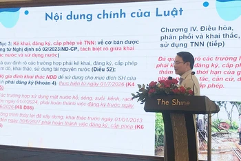 Đại diện Cục Quản lý tài nguyên nước (Bộ Tài nguyên và Môi trường) giới thiệu tổng quan về Luật Tài nguyên nước tại Hội nghị.