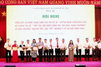 Lãnh đạo Sở Y tế, Công đoàn ngành Y tế Hà Nội trao danh hiệu "Người tốt, việc tốt" ngành Y tế Hà Nội năm 2024 cho các cá nhân tại hội nghị.