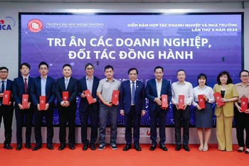 Lãnh đạo Trường đại học Ngoại thương trao tặng Kỷ niệm chương tri ân các doanh nghiệp, đối tác đồng hành.