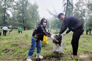 Lực lượng đoàn viên, thanh viên và người dân tham gia thu gom rác thải tại trên địa bàn thành phố Huế.