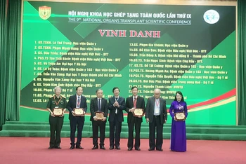 Hội Ghép tạng Việt Nam Vinh danh các cá nhân đã có đóng góp xuất sắc cho sự nghiệp ghép tạng Việt Nam tại hội nghị