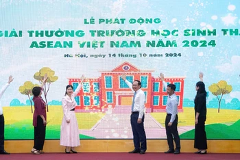 Thứ trưởng Lê Công Thành và các đại biểu ấn nút phát động Giải thưởng.