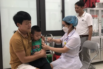 Cán bộ Y tế tiêm chủng vaccine phòng, chống dịch sởi trên địa huyện Ứng Hòa