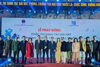 Các đại biểu chụp ảnh lưu niệm tại Lễ phát động Cuộc thi.