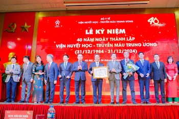 Lãnh đạo Viện Huyết học- Truyền máu Trung ương nhận Bằng khen của Bộ Trưởng Y tế trao tặng.