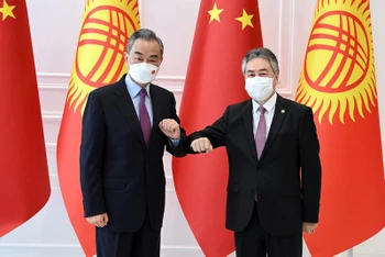Bộ trưởng Ngoại giao Trung Quốc Vương Nghị và người đồng cấp Kyrgyzstan Jeenbek Kulubaev. (Nguồn: akipress.com/Vietnam+)