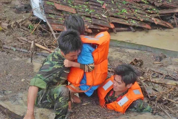 Cán bộ, chiến sĩ Quân đoàn 3 đưa người dân ở vùng lũ thị xã Ayun Pa đến nơi an toàn. Ảnh: baogialai.com.vn