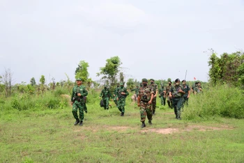 Bộ đội Biên phòng Việt Nam và lực lượng bảo vệ biên giới Campuchia cùng phối hợp tuần tra bảo vệ biên giới. Ảnh: NHẤT SƠN