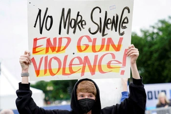 Một người biểu tình cầm biểu ngữ khi tham gia cuộc biểu tình toàn quốc chống lại bạo lực súng đạn tại Washington, D.C., Hoa Kỳ, ngày 11/6/2022. Ảnh: REUTERS