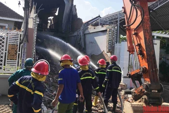 Cán bộ chiến sĩ Phòng Cảnh sát Phòng cháy, chữa cháy và Cứu nạn cứu hộ tỉnh Ninh Thuận luân phiên phun nước để dập đám cháy âm ỉ từ 10-18 giờ ngày 13/8.