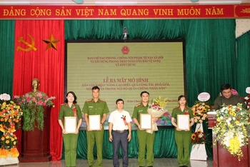 Trao thưởng cho tập thể, cá nhân có thành tích xuất sắc trong Phong trào Toàn dân bảo vệ an ninh Tổ quốc tại xã Kim Chung.