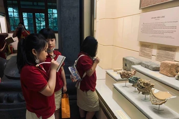 Các học sinh tìm hiểu về lịch sử tại Bảo tàng Lịch sử Quốc gia. Ảnh: THÀNH ĐẠT