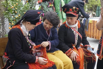 Trương Thị Thu Thủy (giữa) bên bà con dân tộc thiểu số.
