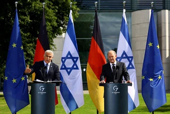 Hai nhà lãnh đạo Đức và Israel tại cuộc họp báo ở Berlin. Ảnh: Reuters