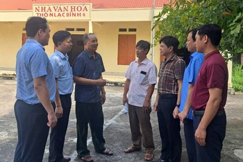Cán bộ, đảng viên thôn Lạc Bình 2, xã Thạch Bình, huyện Nho Quan (Ninh Bình) trao đổi với người dân về xây dựng nông thôn mới nâng cao. 