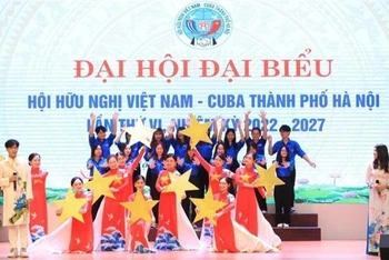Tiết mục văn nghệ tại Ðại hội Hội Hữu nghị Việt Nam-Cuba thành phố Hà Nội nhiệm kỳ 2022-2027. (Ảnh TTXVN) 